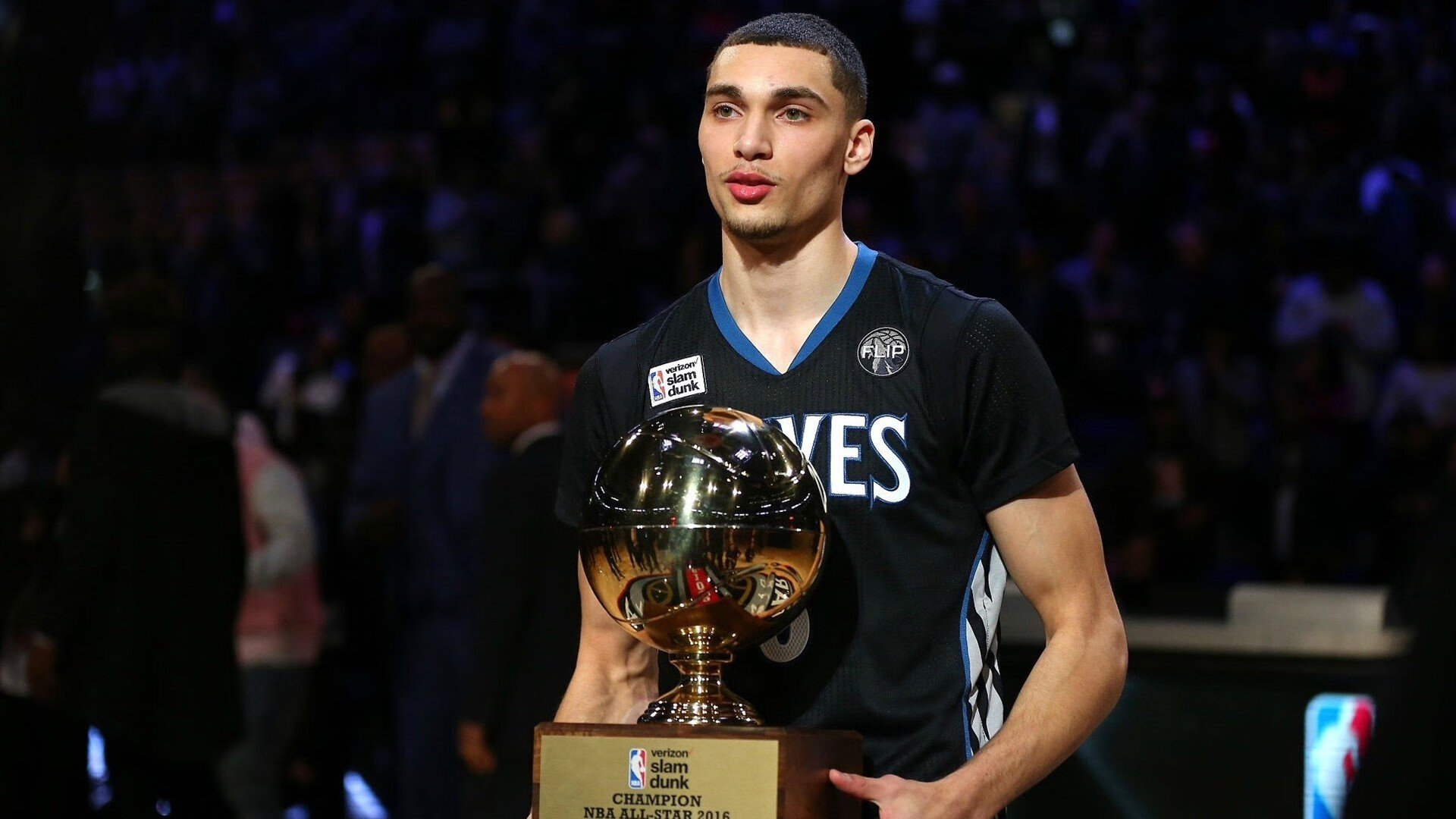 莫兰特CBA七场即遭弃用，NBA巨星滤镜下的水土不服|